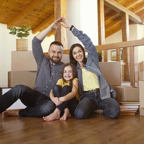 full-shot-smiley-parents-kid